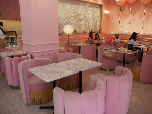 韓国 弘大でインスタ映えと話題の人気カフェ Pink Pool Cafe ピンクプールカフェ へ潜入 ひめごと