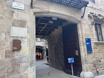 バルセロナ旧市街の路地にあるピカソ美術館の外観